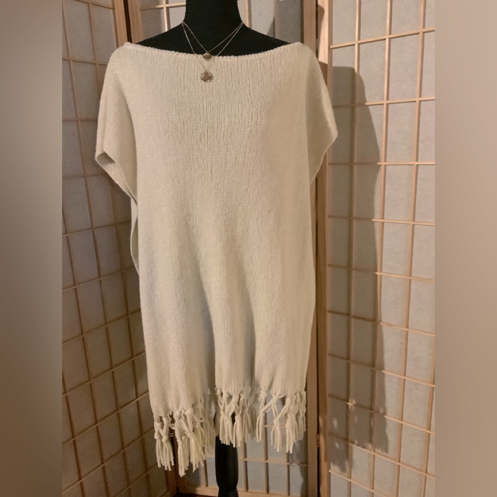ROFFE - Cream/wt Overbthe head shawl. ONE SIZE